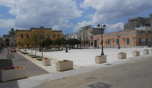 Altra immagine di piazza Dante oggi