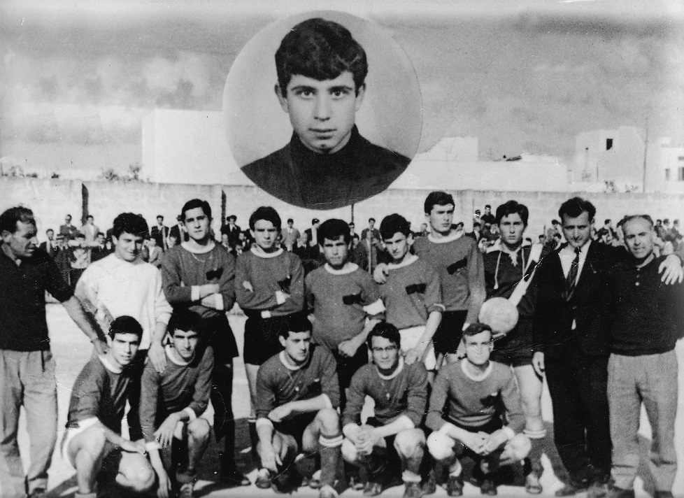 La storica foto di domenica 8 maggio 1966 (Stella del Colle-Parabita 1-2). In piedi da sin.: Gino MASTRIA (mass.), Vincenzo D’Aquino (acc.), Gigi ROSSETTI, Francesco RIA, Pietro BARDOSCIA, Cosimo SPECCHIARELLO, Agostino MALORGIO, Franco COLUCCIA, Pippi CEZZA (Presidente), Oronzo GIANFREDA (all.) Accosciati da sin.: Quintino GIANFREDA, Pino RIA, Fernando CUPPONE, Grazio LONGO, Minuccio SCOLLATO In alto: Giovanni DE SIMONE