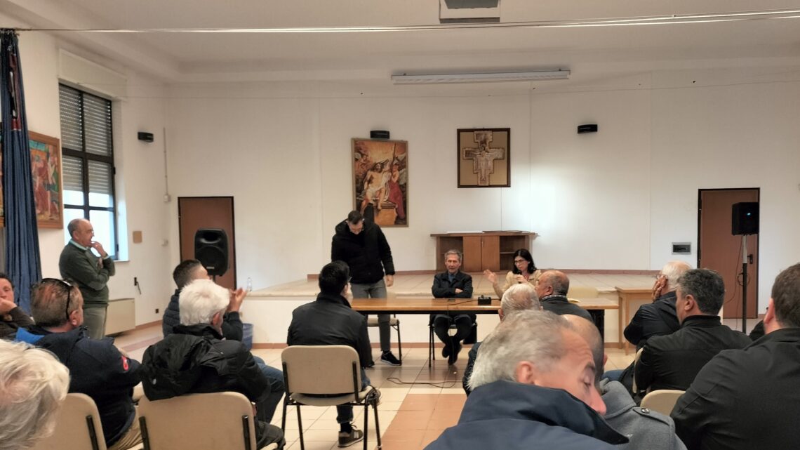 Incontro “Vicenda Antenna”: unanime richiesta di fermare i lavori. Surreale dichiarazione del vicesindaco: “L’iter non si è ancora perfezionato” Incontro “Vicenda Antenna”: unanime richiesta di fermare i lavori. Surreale dichiarazione del vicesindaco: “L’iter non si è ancora perfezionato”