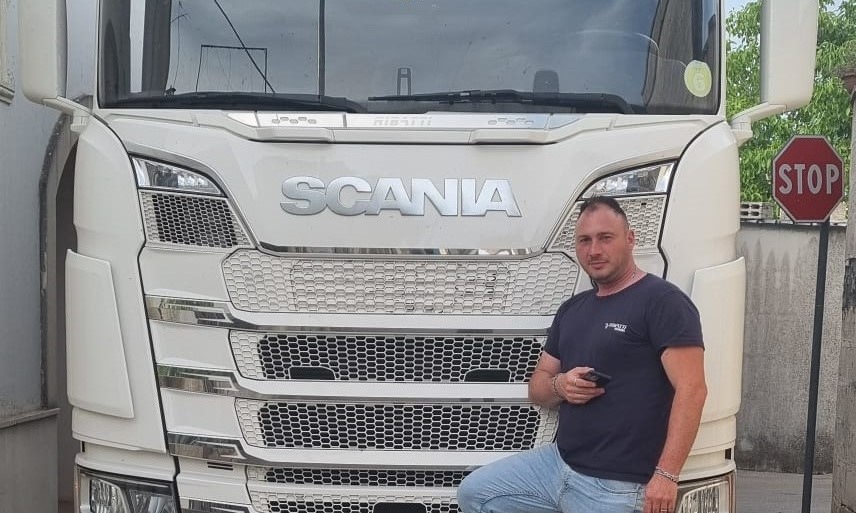 Antonio Orsini, 37enne autotrasportatore collepassese, premiato al “Salento Truck”: 1° nel Truck Pulling e 3° nello Slalom Antonio Orsini, 37enne autotrasportatore collepassese, premiato al “Salento Truck”: 1° nel Truck Pulling e 3° nello Slalom