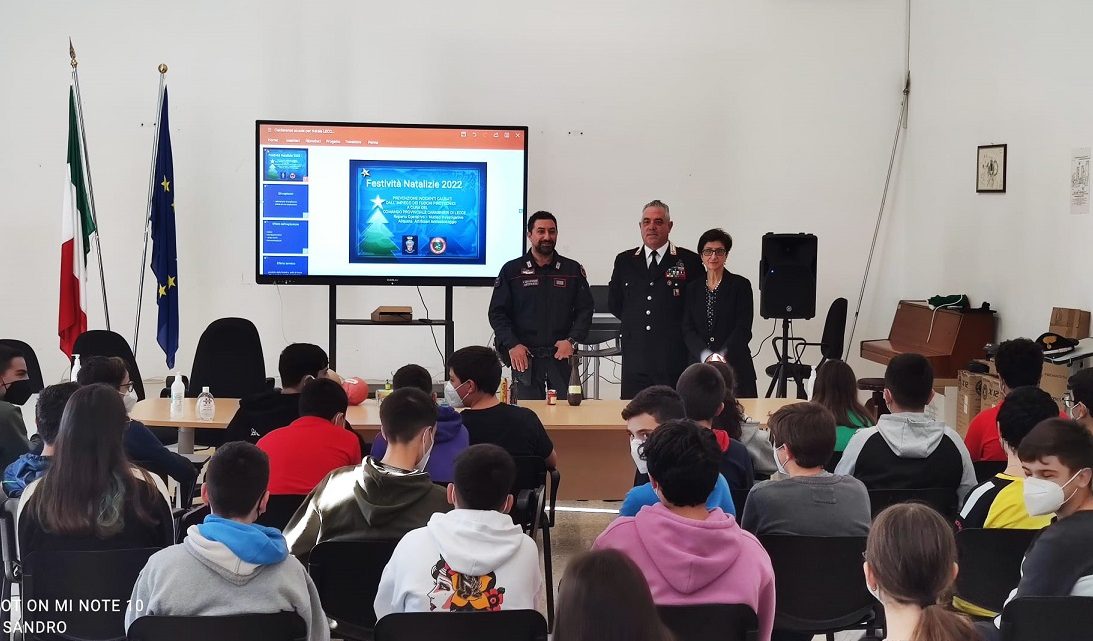 Incontro dei Carabinieri con gli alunni della Secondaria su pericoli e uso di materiali pirotecnici. Le regole da seguire Incontro dei Carabinieri con gli alunni della Secondaria su pericoli e uso di materiali pirotecnici. Le regole da seguire