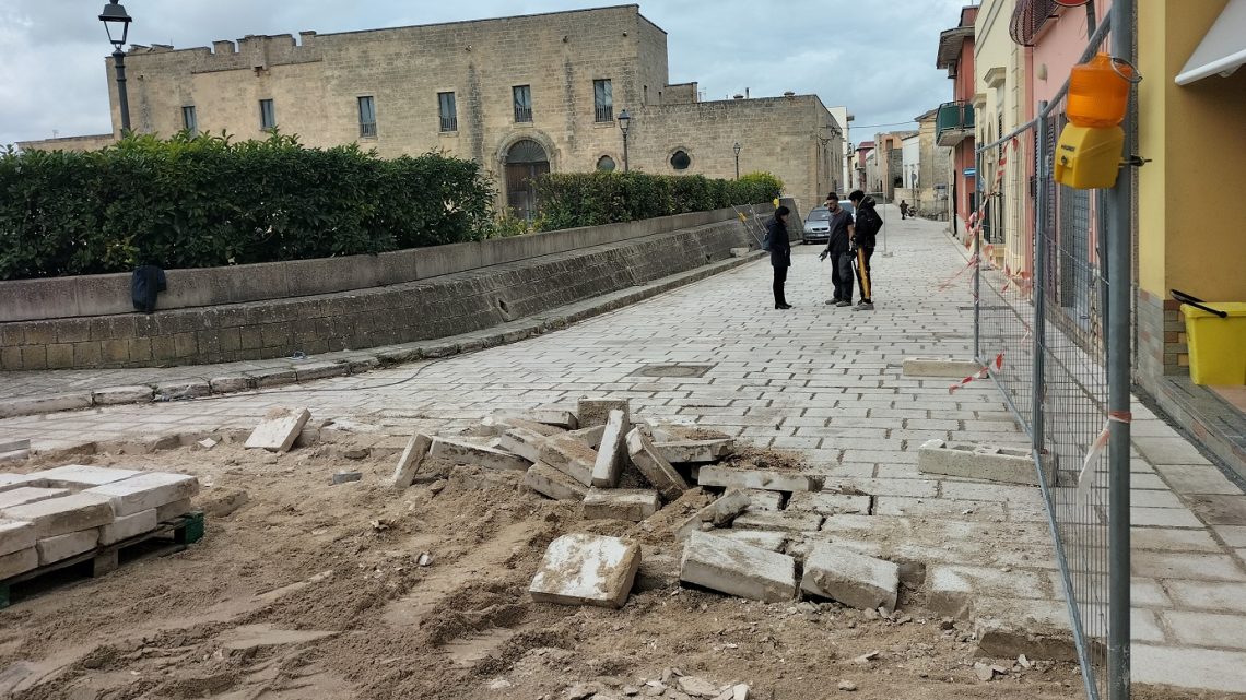 La “foto del giorno”: l’Ing. Arch. Manta, “clone” del sindaco che “fabbrica e sfabbrica”, nuovo direttore dei lavori del basolato La “foto del giorno”: l’Ing. Arch. Manta, “clone” del sindaco che “fabbrica e sfabbrica”, nuovo direttore dei lavori del basolato