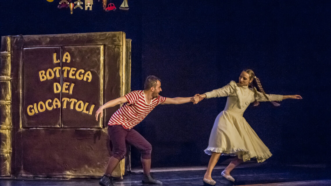 “Briciole”, rassegna teatrale per bambini e famiglie: lunedì 6 gennaio “La bottega dei giocattoli” (ore 17.30, Auditorium scolastico) “Briciole”, rassegna teatrale per bambini e famiglie: lunedì 6 gennaio “La bottega dei giocattoli” (ore 17.30, Auditorium scolastico)