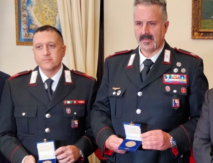 Premiati in Prefettura il Brig. Garzia e l’App. Urso, i due Carabinieri che soccorsero e salvarono un bimbo di 13 mesi Premiati in Prefettura il Brig. Garzia e l’App. Urso, i due Carabinieri che soccorsero e salvarono un bimbo di 13 mesi