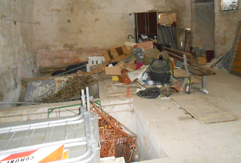 ... damigiane, sedie e panchine, segnali stradali e transenne, cartoni e plastica, poltrone, scrivanie, ecc. ecc. ... di tutto e di più!!!