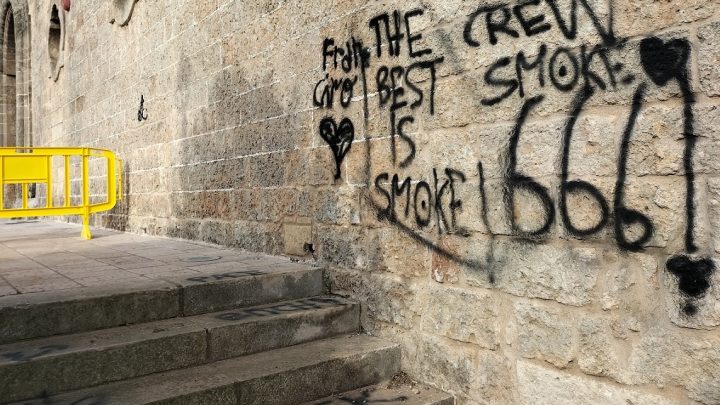 Nuovi atti vandalici sui muri del Castello: ferma presa di posizione della Sindaca. Pene inasprite per chi imbratta il patrimonio culturale