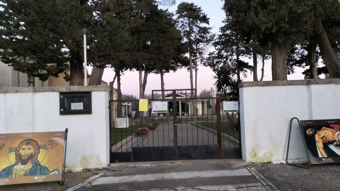 La protesta di una cittadina invalida per il non funzionamento dell’ascensore presso il Cimitero La protesta di una cittadina invalida per il non funzionamento dell’ascensore presso il Cimitero