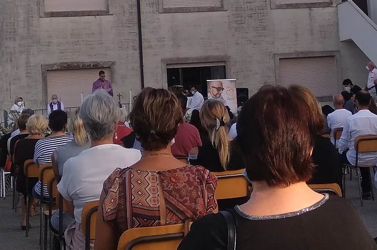 L’addio a Davide, ragazzo mite e gentile, “angelo dolcissimo” L’addio a Davide, ragazzo mite e gentile, “angelo dolcissimo”