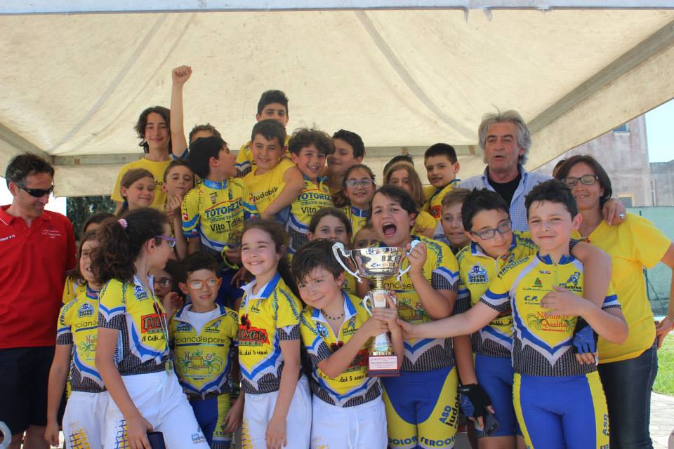 La gioia del gruppo di ciclisti vincitori della prova. Ai lati il presidente e vicepresidente Asd Ciclistica Collepasso (Lagna e Marra)