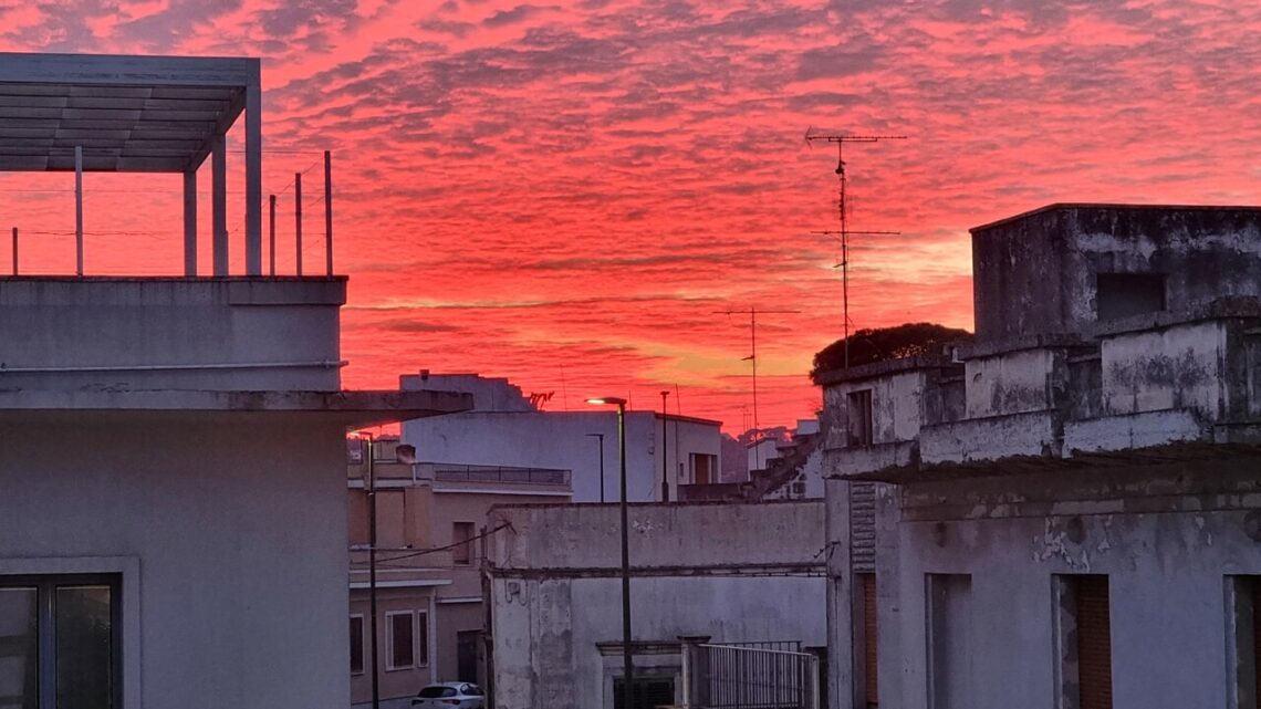La “foto del giorno”: “Cielo rosso fuoco” dalle finestre del Municipio La “foto del giorno”: “Cielo rosso fuoco” dalle finestre del Municipio