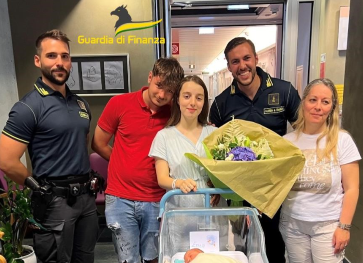 “Bloccata nel traffico rischia di partorire in auto: i finanzieri (tra cui un collepassese) la portano in ospedale” “Bloccata nel traffico rischia di partorire in auto: i finanzieri (tra cui un collepassese) la portano in ospedale”