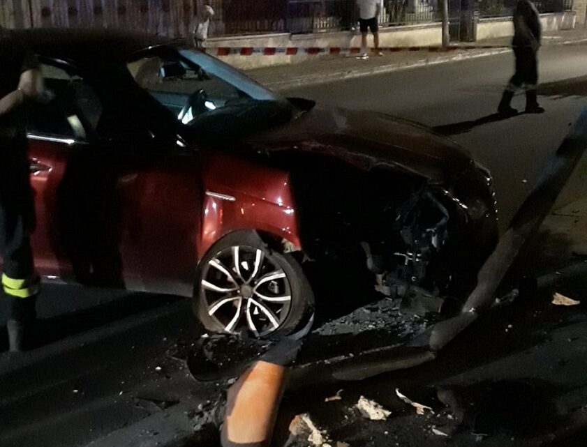 Incidente nella notte su via Roma: un’auto “rade al suolo” un palo della luce Incidente nella notte su via Roma: un’auto “rade al suolo” un palo della luce