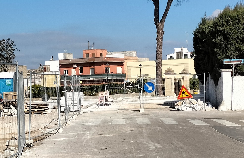 Danneggiati alcuni mezzi della ditta incaricata dei lavori del basolato nell’area antistante il Castello Danneggiati alcuni mezzi della ditta incaricata dei lavori del basolato nell’area antistante il Castello