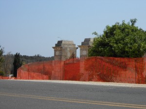 Il portale della Masseria Grande ostruito dalle opere abusive poi rimosse