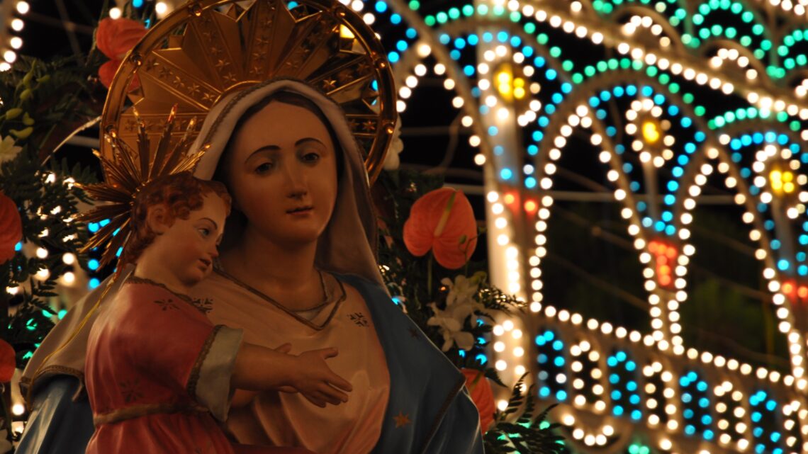 Il 7-8-9 settembre la Festa della Madonna delle Grazie, venerata Patrona di Collepasso dal 1835 Il 7-8-9 settembre la Festa della Madonna delle Grazie, venerata Patrona di Collepasso dal 1835