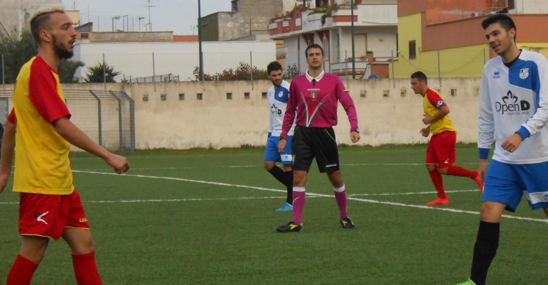 Al centro l'arbitro Palmisano. A sin. Mattia Carrozza e, dietro l'arbitro, l'ex Aloisi e capitan Della Rocca
