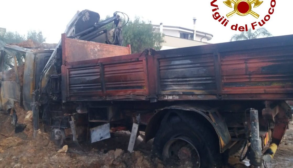 Attentato ad un’impresa collepassese: incendiati due camion e un escavatore Attentato ad un’impresa collepassese: incendiati due camion e un escavatore