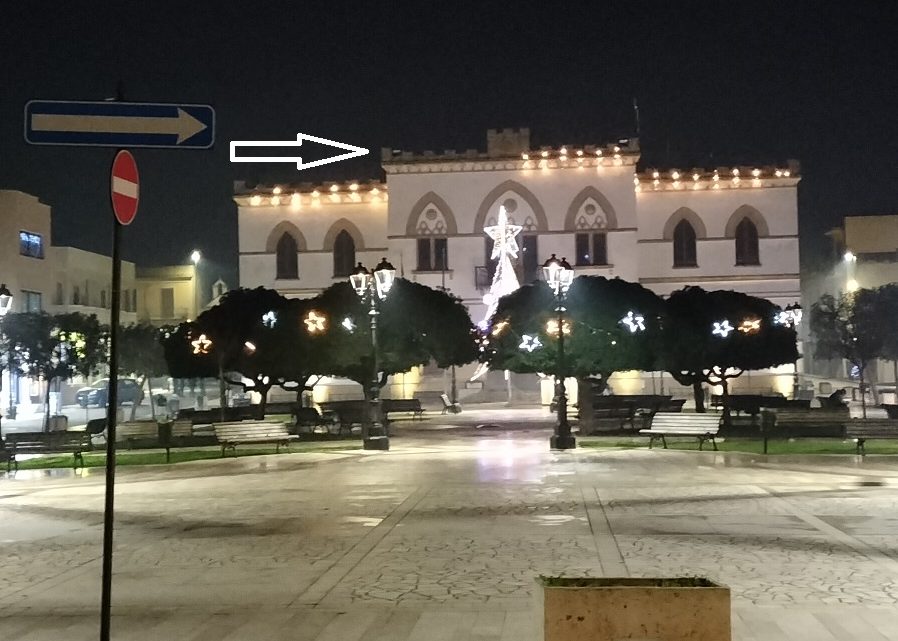 La “foto del giorno”: un emblematico e spento “segmento” di luminarie sul cornicione del Municipio La “foto del giorno”: un emblematico e spento “segmento” di luminarie sul cornicione del Municipio