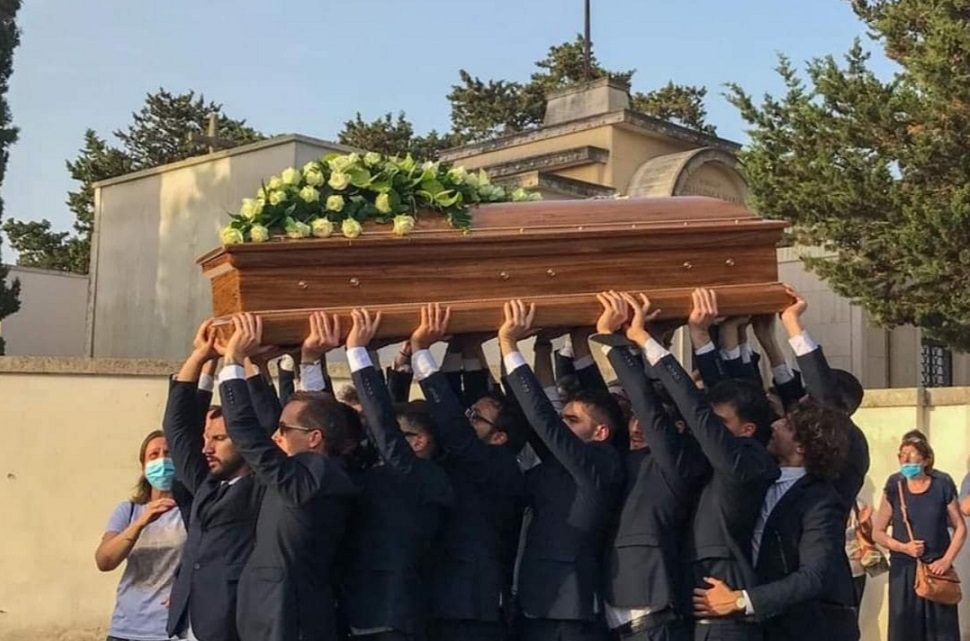 L’addio a Sandro, “ironico e generoso”: grande partecipazione e intensa solidarietà attorno alla famiglia Aluisi L’addio a Sandro, “ironico e generoso”: grande partecipazione e intensa solidarietà attorno alla famiglia Aluisi