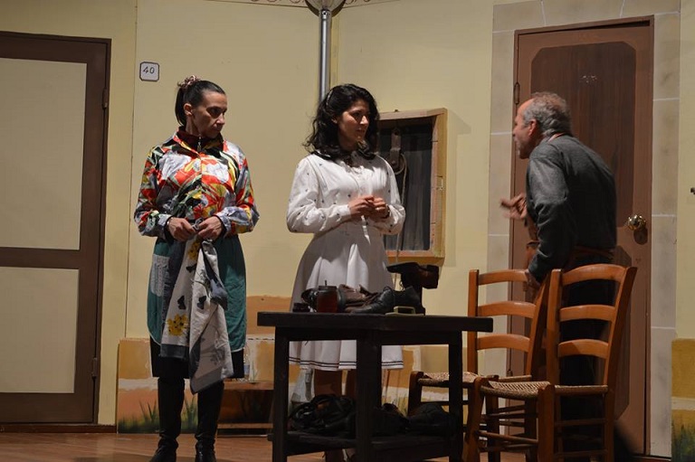 Una scena della commedia. Da sin.: gli attori Antonella Pellegrino, Pamela Curto, Leonardo Gianfreda