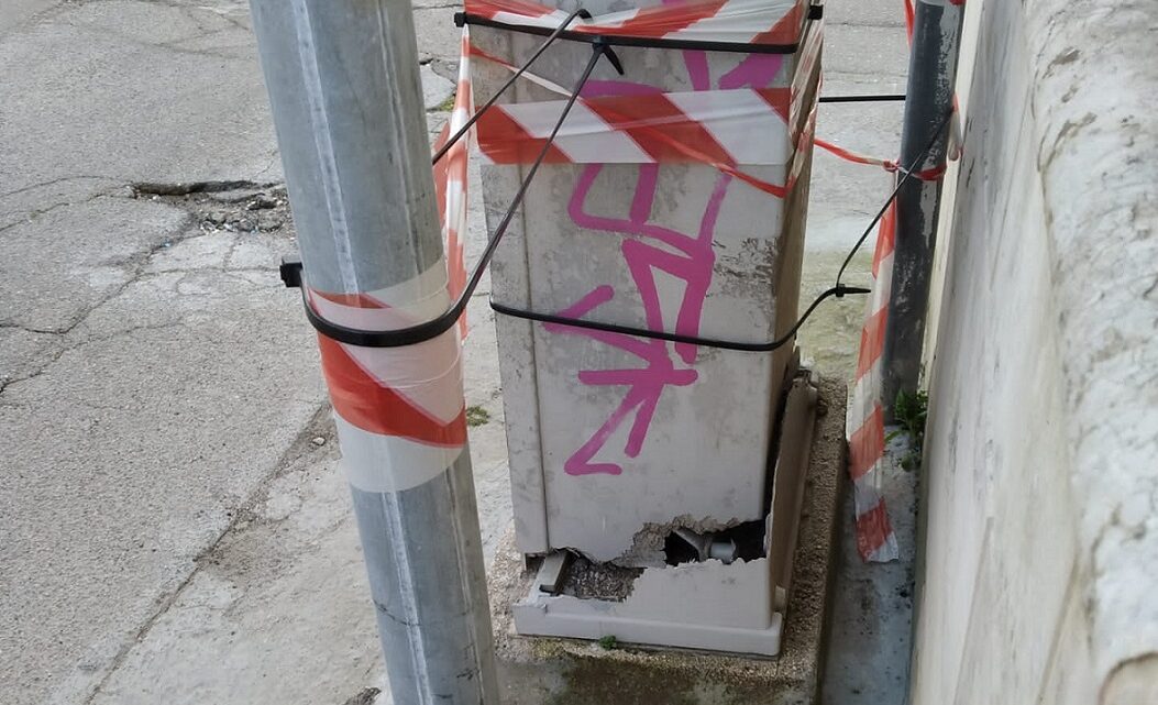 La “foto del giorno”: “attaccati al palo” da un mese e mezzo! La “foto del giorno”: “attaccati al palo” da un mese e mezzo!