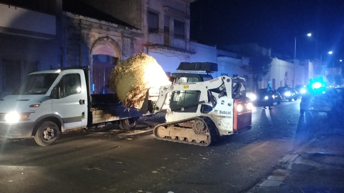 La “balla” più grossa si è fermata a Collepasso: un pesante ballone di paglia, “perso” da un camion, abbatte un palo della luce della via di Maglie La “balla” più grossa si è fermata a Collepasso: un pesante ballone di paglia, “perso” da un camion, abbatte un palo della luce della via di Maglie