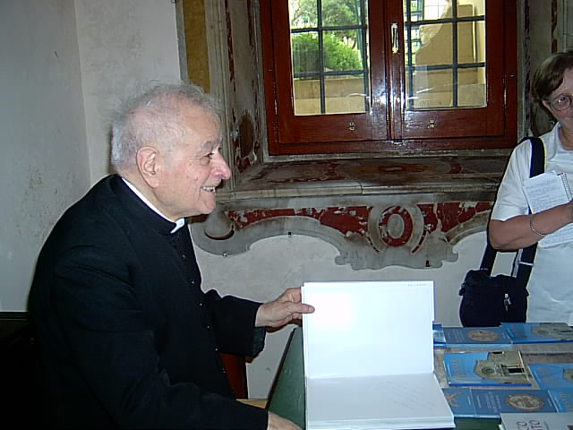 Don Grazio lla sua scrivania in Cattedrale, come lo ricordano ancora in tanti