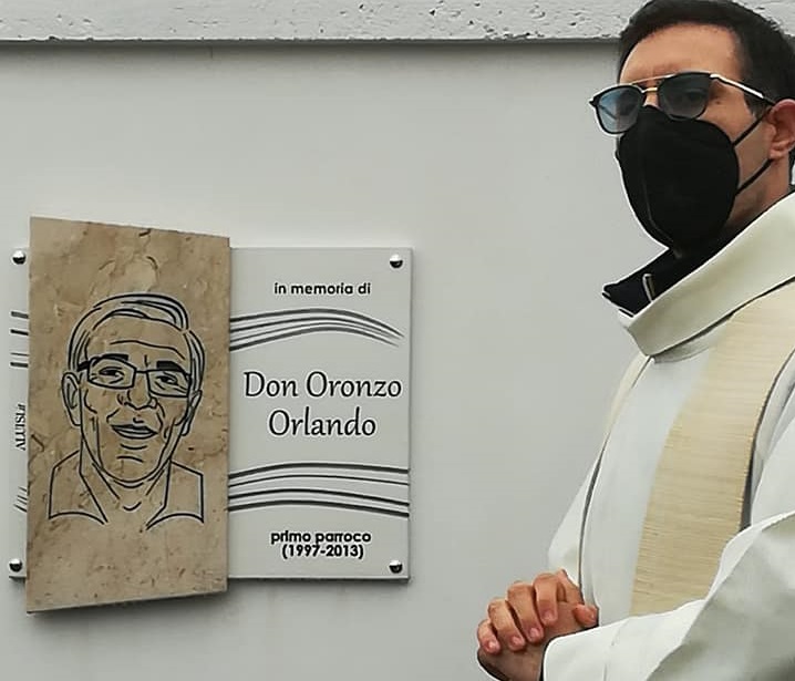 Una siepe di viburni e una targa in memoria di don Oronzo nella Parrocchia Cristo Re… per una “nuova primavera” Una siepe di viburni e una targa in memoria di don Oronzo nella Parrocchia Cristo Re… per una “nuova primavera”