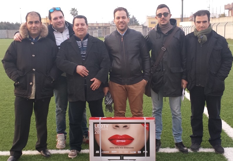 Da sin.: il vicepresidente M. Mele, il presidente G. Tedesco e altri dirigenti (A. Abbruzzese, E. Malorgio, Romeo Ria) con Giuseppe Castellana, vincitore del 1° premio (TV Led 28 pollici)
