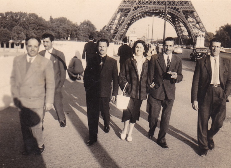 Da sin.: Renato Maggio, Paolo Vergine e Antonio Luperto (con accanto la figlia Margherita in visita) presso la Torre Eiffel