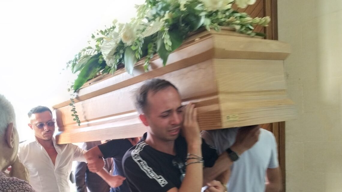 Il dolore della comunità, una Chiesa stracolma, tanti giovani, le note di Vasco e le parole di Don Antonio nell’ultimo saluto a Giuseppe, “ragazzo dolce, educato, solare e rispettoso” Il dolore della comunità, una Chiesa stracolma, tanti giovani, le note di Vasco e le parole di Don Antonio nell’ultimo saluto a Giuseppe, “ragazzo dolce, educato, solare e rispettoso”