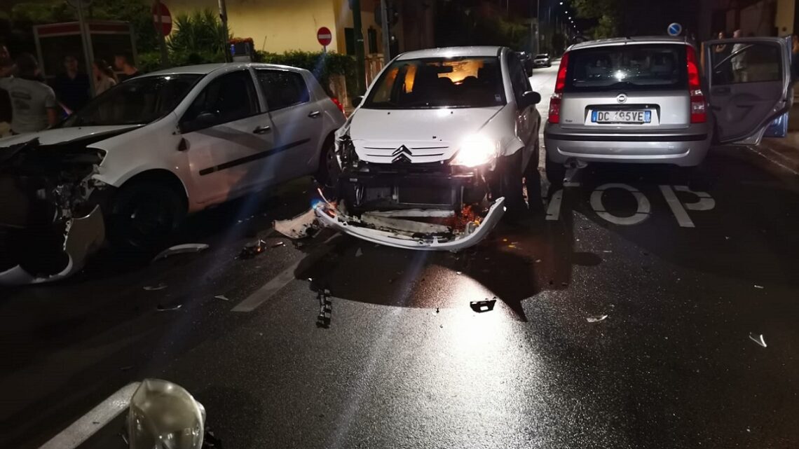 Spettacolare incidente su via Roma/incrocio via Pascoli: coinvolte e gravemente danneggiate tre auto Spettacolare incidente su via Roma/incrocio via Pascoli: coinvolte e gravemente danneggiate tre auto