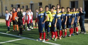 Le due squadre all'ingresso in campo