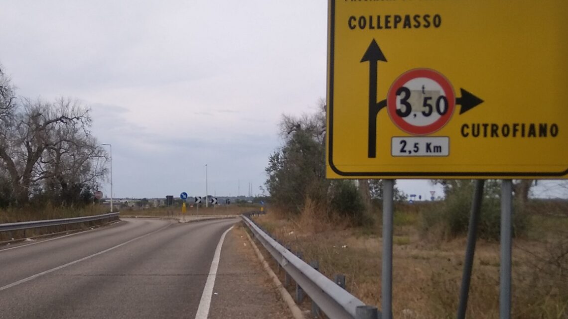 Grave incidente nella notte sul rondò per Cutrofiano (Collepasso-Maglie): un centauro in prognosi riservata Grave incidente nella notte sul rondò per Cutrofiano (Collepasso-Maglie): un centauro in prognosi riservata